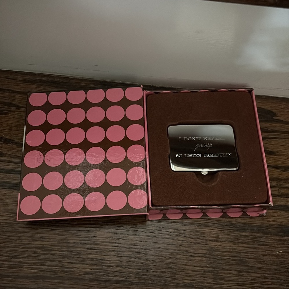 Engraved Silvertone Compact Pillbox I Don’t Repeat Gossip So Listen Carefully - Picture 2 of 8